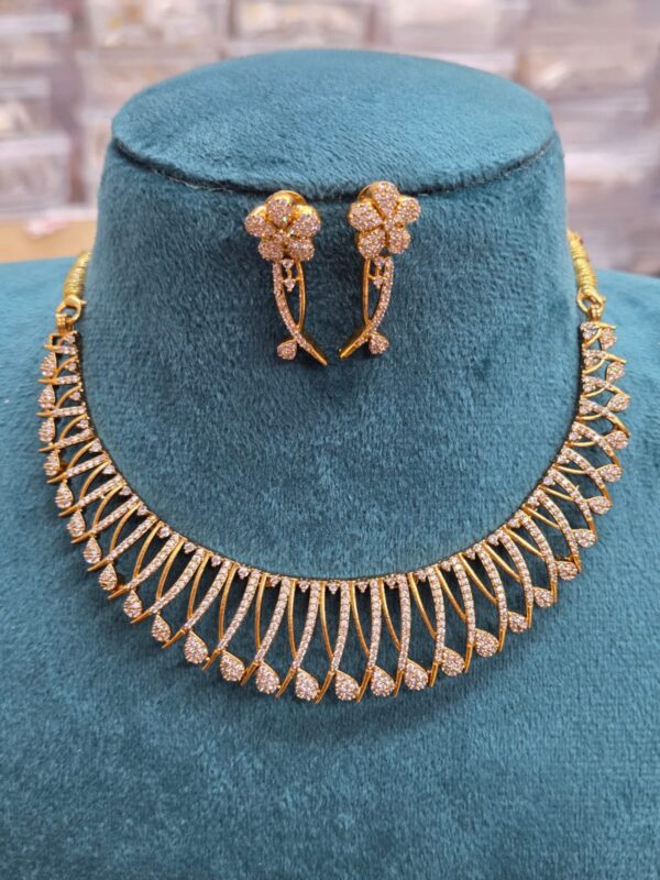 Uncut spiral diamond neckpiece
